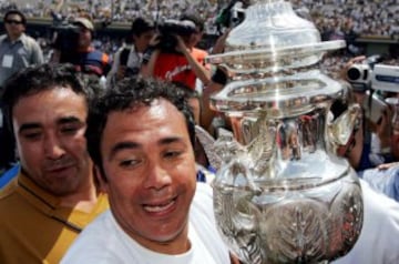 En el 200 debutó como entrenador de los Pumas, aunque no fue hasta una segunda etapa (de 2001 a 2005) cuando consiguió el éxito. Con Universidad ganó un bicampeonato y un Campeón de Campeones en México. Además, venció al Real Madrid en el trofeo Santiago Bernabéu.