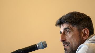 MEX5997. MONTERREY (MÉXICO), 24/05/2023.- El entrenador del Guadalajara, Veljko Paunovic habla durante una conferencia de prensa previo a la final de ida del torneo Clausura 2023 de la Liga MX hoy, en la ciudad de Monterrey (México). El serbio Veljko Paunovic, entrenador del Chivas del Guadalajara del fútbol mexicano, afirmó este miércoles que la clave para que su equipo esté en la final del Clausura fue el transformar la presión en motivación. EFE/Antonio Ojeda.