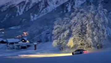Coche por una pista de esquí en Chamonix