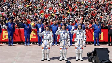 La probabilidad de que te caiga basura espacial en la cabeza es como ganar la lotería al revés: “Tenemos un vertedero en órbita”