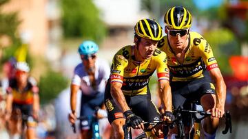 Primoz Roglic cruza dolorido la meta de Tomares, acompañado por un compañero del Jumbo Mike Teunissen, después de sufrir una caída en pleno ataque.