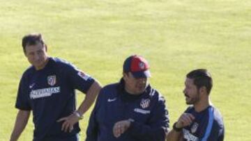 Simeone charla con el Mono Burgos con Vizcaíno en la parte de detrás