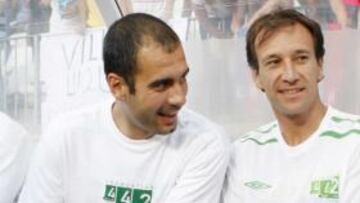 <b>AMIGOS. </b>Guardiola y Alfonso, en un partido de veteranos.