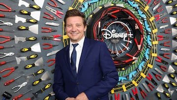 Así fue la primera alfombra roja de Jeremy Renner tras el accidente que casi le cuesta la vida