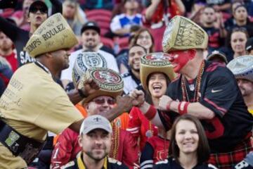 Otros que vienen del pasado son estos fans de 49ers y Saints con anillos de campe¨®n en la cabeza.