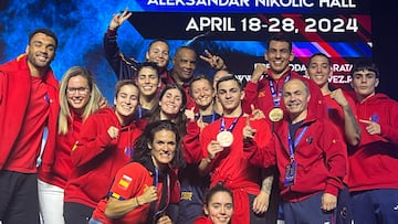 El equipo nacional de boxeo, junto a Rafa Lozano y Ayoub Ghadfa, con sus medallas.