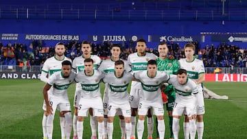 GETAFE (MADRID), 28/11/2025.- El once incial del Elche posa antes del partido de LaLiga que les enfrenta al Getafe, este viernes en el Coliseum. EFE/Juanjo Martín