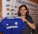 Filipe Luis firmó con el Chelsea y ya posa con la camiseta 'blue'