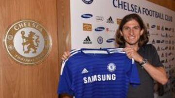 Filipe Luis firmó con el Chelsea y ya posa con la camiseta 'blue'
