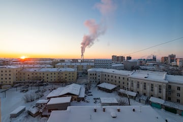 Con un clima subártico extremo, Yakutsk es una de las ciudades más frías de la planeta. La media en el mes de enero es de -41 °C y la de julio de 18 °C, por lo que la oscilación anual es muy grande, 59 °C, de las más altas de la Tierra. El clima subpolar, subártico o boreal es un subtipo de clima continental D que se encuentra entre los 50º y los 70º de latitud.