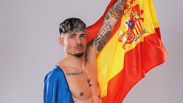 Antonio Barrul posando con la bandera de España y la gitana.