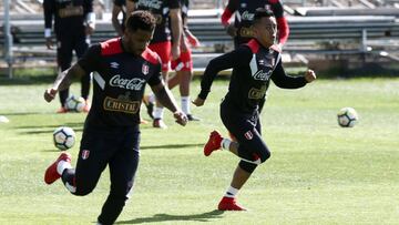 PER12. AUCKLAND (NUEVA ZELANDA), 08/11/2017. Los jugadores de la selecci&oacute;n peruana de f&uacute;tbol Jefferson Farf&aacute;n (i) y Christian Cueva (d) participan durante un entrenamiento hoy, mi&eacute;rcoles 08 de noviembre del 2017, en el estadio 