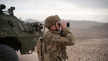 El ejército estadounidense ofrece varios beneficios, además del salario base. ¿Pueden alistarse las personas no ciudadanas?