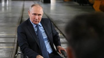 Russian President Vladimir Putin meets with workers as he visits the Tulazheldormash plant, Russian leading machine-building enterprise, in Tula on April 4, 2023. (Photo by Ramil SITDIKOV / SPUTNIK / AFP) (Photo by RAMIL SITDIKOV/SPUTNIK/AFP via Getty Images)