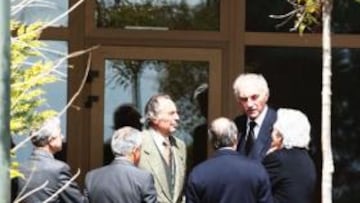 <b>PÉSAME. </b>Clifford Luyk, con amigos, en el tanatorio.