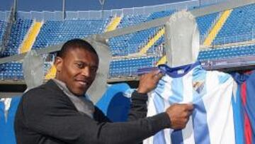 <b>LA BESTIA. </b>Julio Baptista posa para AS en el estadio de La Rosaleda con las camisetas del Málaga y del Barcelona.