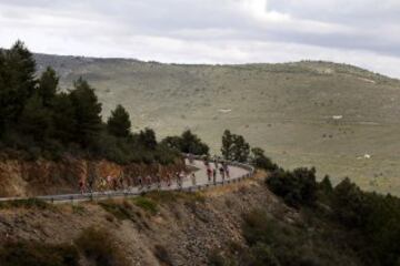 El pelotón durante la decimoctava etapa de la Vuelta Ciclista a España, con comienzo en la localidad burgalesa de Roa y término en la segoviana de Riaza, con un recorrido de 204 kilómetros.
