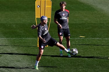 Antoine Griezmann y Giuliano Simeone durante el entrenamiento. 