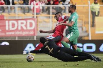Morelo (centro) es derribado en el área por Hugo Soto (derecha).