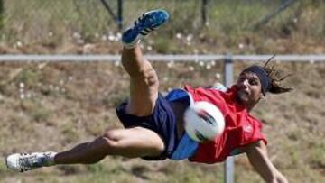 <b>'KILLER' EN PERALADA. </b>Dani Osvaldo realiza un remate acrobático durante el entrenamiento de ayer en el campo de fútbol.