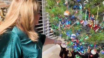 Una familia enseña el árbol de 1983 con el que celebran la Navidad desde hace 40 años: “Una cápsula del tiempo”