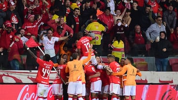 AMDEP7897. PORTO ALEGRE (BRASIL), 08/08/2023.- Jugadores de Internacional celebran un gol hoy, en un partido de los octavos de final de la Copa Libertadores entre Internacional y River Plate en el estadio Beira-Rio en Portoalegre (Brasil). EFE/ Ricardo Rimoli
