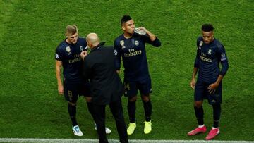 Soccer Football - Champions League - Group A - Paris St Germain v Real Madrid - Parc des Princes, Paris, France - September 18, 2019 Real Madrid coach Zinedine Zidane speaks with Real Madrid's Toni Kroos, Casemiro and Eder Militao REUTERS/Gonza