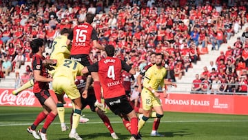 Tomeo, que se eleva a por el balón, está apercibido de sanción.