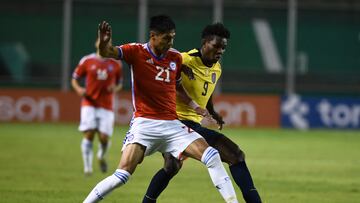 Ecuador's Justin Cuero (R) and Chile's Dario Osorio vie for the ball during their South American U-20 championship first round football match at the Deportivo Cali Stadium in Palmira, near Cali, Colombia, on January 20, 2023. (Photo by JOAQUIN SARMIENTO / AFP)