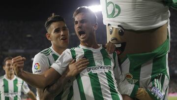 Fabián, con Sanabria y Palmerín, tras anotar un gol.