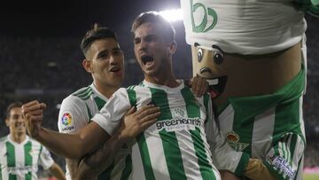 Fabi&aacute;n, con Sanabria y Palmer&iacute;n, tras anotar un gol. 