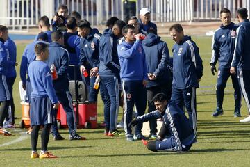Hinchas de Universidad de Chile realizan el tradicional Banderazo previo al Superclásico. En la fotografía el entrenador Frank Kudelka, y Gonzalo Jara.