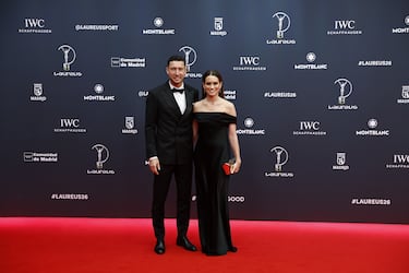 El exfutbolista Óscar de Marcos junto a su pareja.