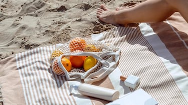 Son grandes, pero no ocupan espacio: las toallas de playa que repelen la arena y están de moda en Amazon