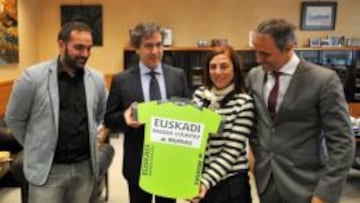 La consejera del Gobierno Vasco, Cristina Uriarte, muestra con los dirigentes del Murias Taldea el nuevo maillot del Euskadi Basque Country Murias Taldea.