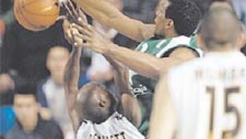 <b>¡STOP!</b> Larry Lewis frena de modo contundente una entrada de Elmer Bennett.