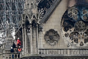 Inspectores evalúan los daños en la estrectura de una de las torres dañada por el incendio.