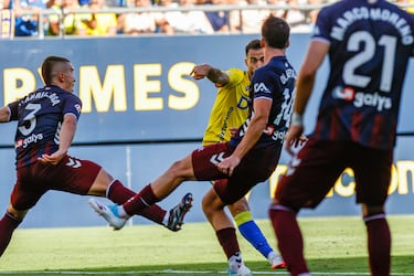 Suso pone la magia y Aznar sella la victoria del Cádiz