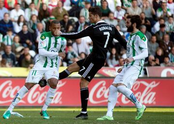 The forward earned a red card at Córdoba in Janary 2015 when he kicked out at Edimar and pushed José Ängel Crespo. He then got himself into extra hot water for gesturing towards the Club World Cup winners' patch on his Real Madrid shirt as he left the fie