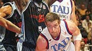 <b>PRÓRROGA SALVADORA.</B> Nocioni y el Tau salvaron sus opciones al ganar por más de diez puntos.