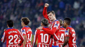 Soccer Football - LaLiga - Real Valladolid v Atletico Madrid - Estadio Jose Zorrilla, Valladolid, Spain - November 30, 2024 Atletico Madrid's Alexander Sorloth celebrates with team mates after scoring their fifth goal REUTERS/Juan Medina