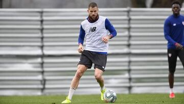 Iñigo Martínez entrenando en Lezama.