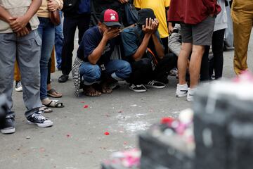 Cientos de personas lloran la tragedia ocurrida en el estadio de Kanjuruhan, en la isla de Java (Indonesia), en el que una carga policial provoc una estampida humana que provoc decenas de fallecidos.