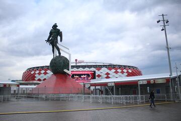 Una bonita explanada en las afueras del estadio con un monumento en honor al estadio.