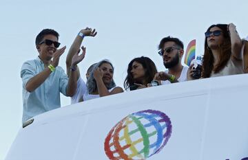 GRA227. MADRID, 01/07/2017.- El secretario de Análisis Estratégico y Cambio Político de Podemos, Íñigo Errejón (i), en una de las 52 carrozas que participan en el desfile del World Pride 2017, durante su recorrido esta tarde por la calles de Madrid. EFE/J. P. Gandul