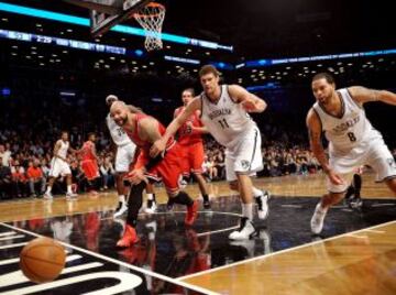 Carlos Boozer (L) de los Chicago Bulls, Brook Lopez (C) y Deron Williams (R) de los Brooklyn Nets.