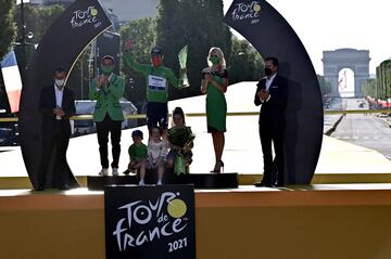 Mark Cavendish de Gran Bretaña del equipo Deceuninck Quickstep celebra su maillot verde de mejor velocista en el podio con sus hijos