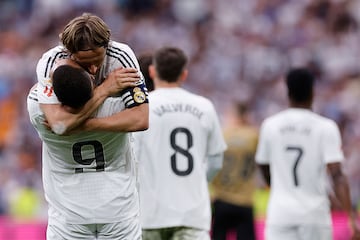 Impresionante despedida de la afición a Luka Modric durante su último cambio en el Bernabéu. En la foto, Kylian Mbappé abraza a la leyenda croata.