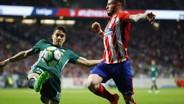 GRAF202. MADRID, 22/04/2018.- El centrocampista del Atlético de Madrid Saúl Ñíguez (d) lucha con Marc Bartra, del Real Betis, durante el partido de la trigésima cuarta jornada de Liga en Primera División que se ju