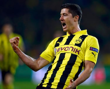 El delantero polaco jugó en el equipo alemán entre 2010 y 2014. Disputó un total de 187 encuentros en los que anotó 103 goles y dio 42 asistencias. Con el Dortmund consiguió dos Bundesligas, una Copa de Alemania y una Supercopa alemana. 